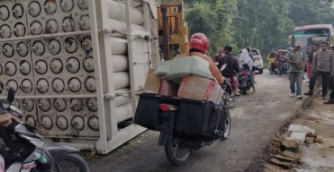 Hindari Jalan Raya Kranggan Galis Bangkalan! Macet 4 Km Imbas Truk Terguling