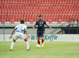Arema FC di Ujung Tanduk, Charles Raphael Dkk Berburu Kemenangan 10 Laga Tersisa