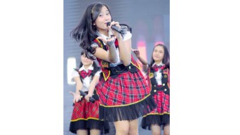 Caca Member JKT 48 Lulus jadi Wisudawan Universitas Muhammadiyah Malang