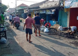 Foto: Warga Bungurasih Sidoarjo Ikuti Kerja Bakti Massal Instruksi Bupati