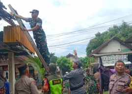 Warga Prambon Sidoarjo Kerja Bakti Bersihkan Puing Dampak Puting Beliung