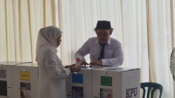 Khofifah Antre Nyoblos di TPS 31 Jemursari Surabaya, Ada Pesan 5 Keyword