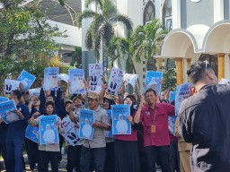 Kemesraan Ini Mengiringi Apel Terakhir ASN Pemprov Jatim bareng Khofifah-Emil