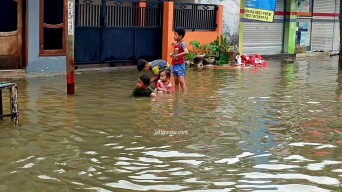 Foto: Banjir Rendam Permukiman 7 Kecamatan di Bojonegoro