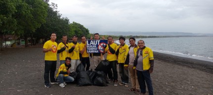 Driver Ojek Online Jaket Kuning Bersih-bersih Pantai Pulau Santen Banyuwangi
