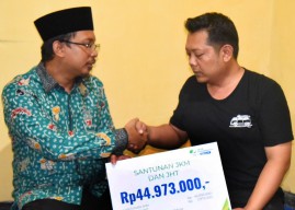 Bupati Sidoarjo Beri Santunan pada Keluarga Petugas PPS Meninggal Dunia
