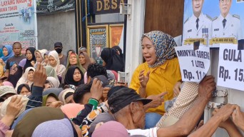 Ratusan Warga Lamongan Berebut Beras Murah, Ini Kata Bupati Yuhronur