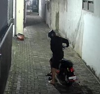 Maling di Kota Batu Copot Sandal Dulu Sebelum Bawa Lari Motor