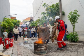 Pelindo Marine Ajak Warga Kampung Seng Berlatih APAR, Beri Edukasi K3