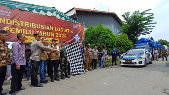 Bupati Lamongan Lepas Pendistribusian Logistik Pemilu 2024