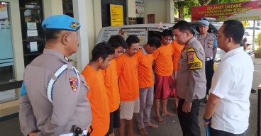 6 Pria Diringkus Polisi saat Asyik Pesta Sabu di Bangkalan
