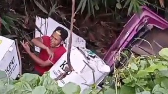 Pikap Angkut Kotak Logistik di Blitar Masuk Jurang Gegara Gagal Ngerem