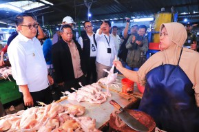Pj Gubernur Jatim Pastikan Stok Pangan Aman dan Harga Terkendali