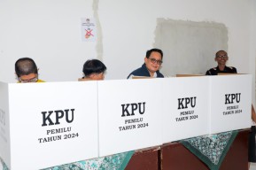 Plh Gubernur Jatim Nyoblos di TPS 37 Tegalsari, Ajak Warga Tak Golput