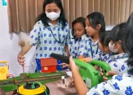 SD Pembangunan Jaya Sidoarjo Pamerkan Produk Daur Ulang di Hari Peduli Sampah