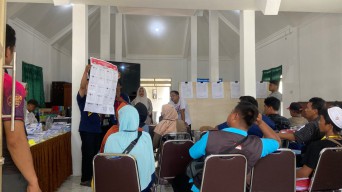 TPS 7 Bandar Lor Kota Kediri Hitung Ulang Surat Suara