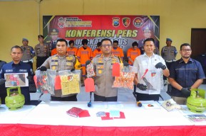 Polisi Tangkap 6 Tersangka Pengoplos Elpiji di Sidoarjo, BB Ratusan Tabung Gas