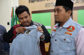 Penampakan Rompi Biru Muda Dikenakan Eri Cahyadi Lengkap dengan Simbolnya