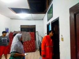 Atap Rumah Warga Pakal Ambrol, Dampak Cuaca Buruk di Surabaya