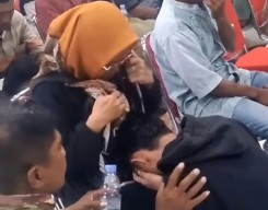 Ratusan Pesilat di Lamongan Menangis Sungkem Orang Tua