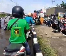 Hindari Jalan Margomulyo-Branjangan Surabaya, Macet Parah Akibat Banjir