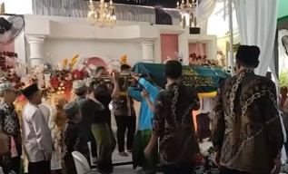 Viral Video Keranda Mayat Naik Pelaminan di Gresik, Begini Faktanya