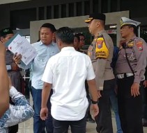 Video Protes Dugaan Caleg Surabaya Berijazah SMP Beredar di Grup WA