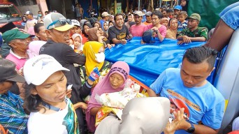 Bazar Sembako Murah Relawan Prabowo-Gibran di Lamongan Ludes dalam 1 Jam