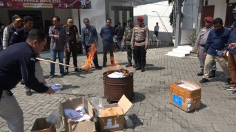 KPU Lamongan Musnahkan 1.852 Surat Suara Rusak
