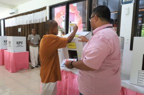 TPS Liponsos Keputih Surabaya Beri Apresiasi Penghuni yang Nyoblos, Apa Itu?
