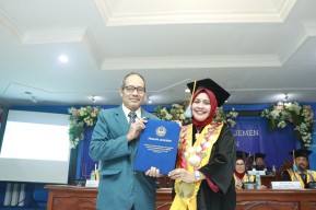 Manajemen FEB Unitomo Surabaya Kukuhkan Doktor Baru, Rektor Sampaikan Pesan Ini