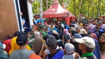 Operasi Pasar Disperindag Lamongan Diserbu Warga, 30 Menit 2.500 Kg Beras Ludes