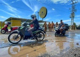 Wabup Sidoarjo Subandi Sidak Jalan Rusak di Dusun Agalagil