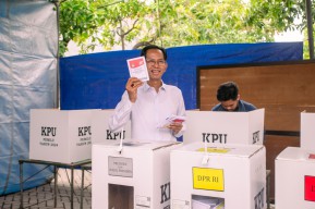 Adi Sutarwijono Tunjukkan 3 Jari Usai Nyoblos: Ganjar-Mahfud Menang