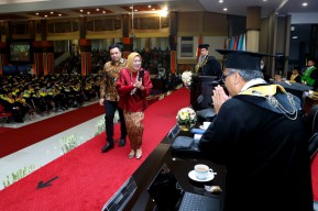 Kisah Haru 2 Wisudawan UB yang Meninggal Dunia Diwakilkan Keluarga Terima Ijazah
