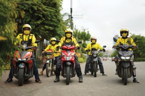 Driver Berjaket Kuning Siap Layani Transportasi Warga Pacitan