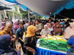 Cara Khofifah Maknai Ramadan 2024: Pengajian, Santuni Yatim, dan Pasar Murah