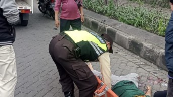 Pohon Tumbang di Surabaya Tewaskan 1 Orang Pemotor