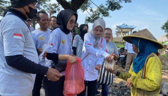 Relawan Suket Teki Kediri Borong Dagangan PKL dan Bagikan ke Pemulung