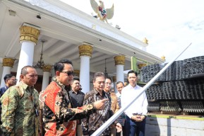 Pj Gubernur Jatim Terima Bantuan 1000 Baja Ringan untuk Warga Bawean