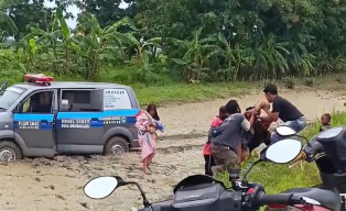 Ambulans Angkut Pasien Persalinan Terperosok ke Sawah, Bagaimana Nasib Bayinya?