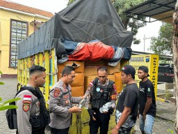 Polres Probolinggo Gagalkan Kiriman Ratusan Botol Miras dari Bali