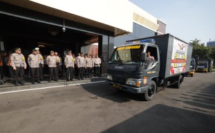Kapolda Jatim Berikan 50.789 Paket Bantuan untuk Korban Banjir di Jawa Tengah