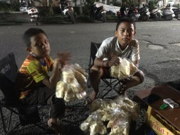 Kisah 2 Bocah Kecil Susuri Jalan Kota Probolinggo Berjualan Kerupuk