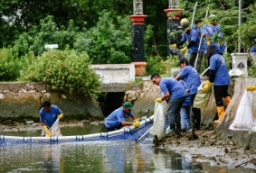 Freeport Bersihkan Sungai Gresik, Peringati Hari Peduli Sampah Nasional 2024