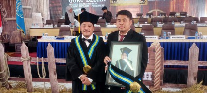 Kisah Pengukuhan Pasangan Guru Besar UMM, Ditemani Kursi Kosong Mendiang Istri