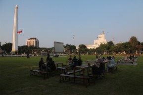 Ngabuburit Asik di Tugu Pahlawan: Ada Hiburan, Kuliner, dan Pangan Murah