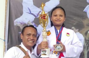 Rara, Siswi Kota Probolinggo yang Jago Karate Raih Juara Piala Kemenpora RI