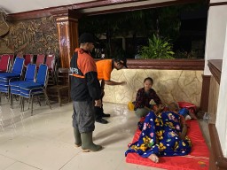 Evakuasi Warga Terdampak Banjir di Probolinggo Terkendala Arus Deras