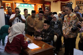 Pejabat Lingkungan Pemprov Jatim Kompak Zakat Bareng di Grahadi